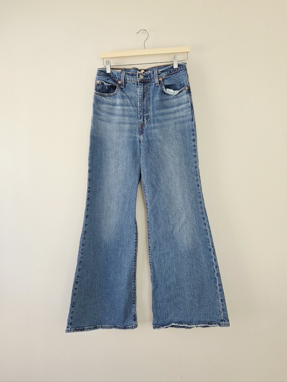 Levi's Ribcage Bell Women's Jeans Medium Wash Size 29 - Picture 2 of 7
